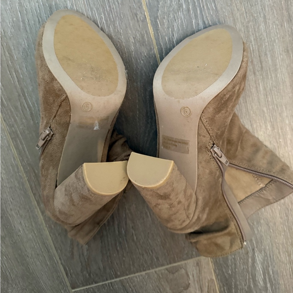 Tan Heels - Picture 2 of 3